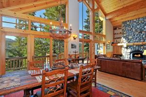 奥林匹克谷Sierra Crest at Palisades Tahoe - Secluded Luxury 5BR 5 BA w Wood Fireplace的一间带桌子和壁炉的用餐室