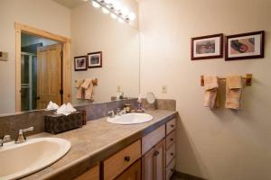 奥林匹克谷Sierra Crest at Palisades Tahoe - Secluded Luxury 5BR 5 BA w Wood Fireplace的一间带两个盥洗盆和大镜子的浴室
