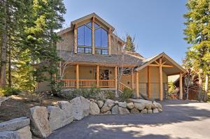 奥林匹克谷Sierra Crest at Palisades Tahoe - Secluded Luxury 5BR 5 BA w Wood Fireplace的前面有石墙的房子