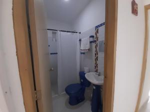 辛塞莱霍Acogedor apartamento Malala's的带淋浴、卫生间和盥洗盆的浴室