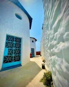 万查科Huanchaco Domes的白色的建筑,有蓝色的门和墙壁