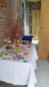 罗恰Dublin的一张桌子,上面有白色的桌布,还有一瓶和眼镜