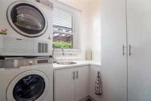 奥兰治Town Square Motel的厨房配有洗衣机和水槽