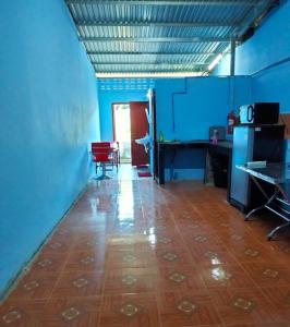 Muang PakxongPaksong Brand New- Two-story house的一间空房间,拥有蓝色的墙壁和木地板