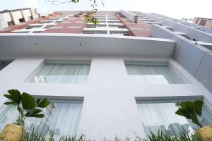 达卡HOTEL STUDiO23的享有白色建筑的外部景致,设有窗户。
