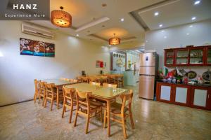 河内HANZ Noi Bai Airport Hotel的一间带桌椅的用餐室