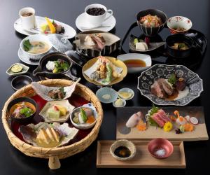 箱根Hotel Morinokaze Hakone Sengokuhara的一张桌子上放着许多盘子的食物