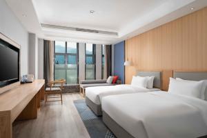 黄石黄石磁湖智选假日酒店的酒店客房设有两张床和一台平面电视。