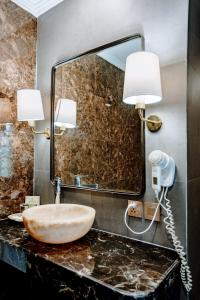 勒吉安普瑞拉加酒店的一间带水槽和镜子的浴室
