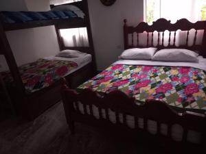 萨兰托Los Tres Leones的一间卧室配有两张双层床和被子