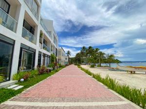 长滩岛帕拉萨私人住宅酒店的海滩上一座建筑旁边的砖砌走道