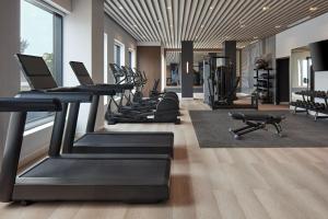 马卡姆Delta Hotels by Marriott Toronto Markham的健身房设有数台跑步机和健身自行车