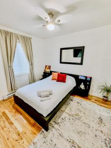 隆格伊Barel Home Residence的一间卧室配有一张带红色枕头的床和天花板