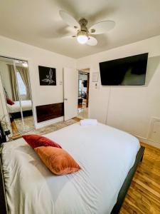 隆格伊Barel Home Residence的一间卧室配有一张带两个枕头的床