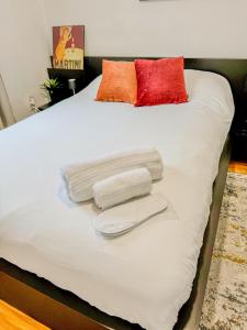 隆格伊Barel Home Residence的一张带毛巾和枕头的床
