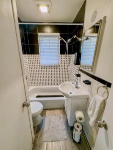 隆格伊Barel Home Residence的一间带卫生间和水槽的小浴室