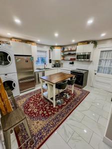 隆格伊Barel Home Residence的一个带木桌和炉灶的大厨房