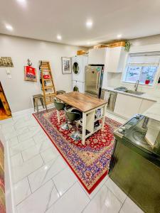 隆格伊Barel Home Residence的厨房配有木桌和椅子,位于地毯上