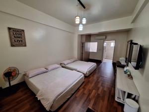Qimei波克夏民宿 的一间卧室配有两张床和电视。