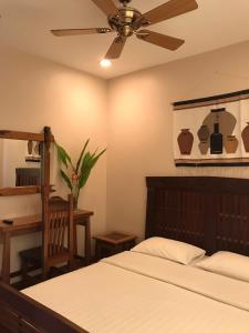 科隆科托德尔玛酒店的一间卧室配有一张床和吊扇