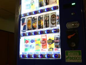 Seto新濑户站酒店的自动售货机里装满了苏打水和饮料