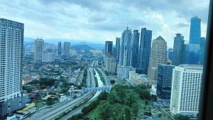 吉隆坡ARH Home KLCC的享有城市与高速公路和建筑的景色