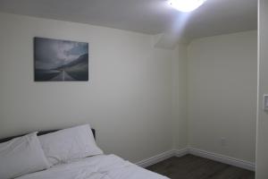 沃恩Comfyhome的卧室配有一张挂在墙上的床铺