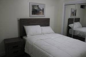 沃恩Comfyhome的一间卧室配有一张大床和镜子
