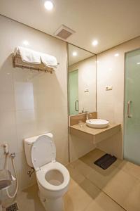 日惹Hotel FortunaGrande Malioboro Yogyakarta的一间带卫生间和水槽的浴室