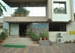 BhusāwalHotel Premier - Hotel in Saket Society Bhusawal的前面有标志的建筑
