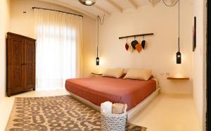 维加伊托Wiro House - Casa de Playa en Vichayito的一间卧室设有一张床和一个窗口