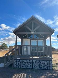 瓦莱66 South Rim Grand Canyon Tiny Home Sleeps 8的一个小房子,设有门廊和天空