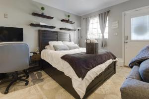 维斯塔Luxury Cozy Studio with Firepit的一间卧室配有一张床、一张书桌和一台电视