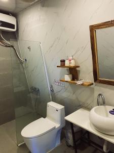 Kon Von KlaT'MĂNG ĐEENG HOMESTAY的一间带卫生间和水槽的浴室