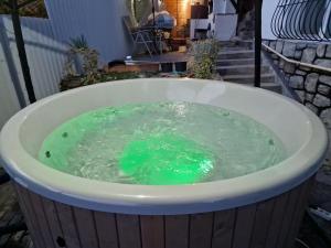 克利默内什蒂Casa Aurora的充满绿色水的按摩浴缸