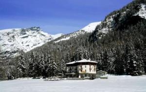 尚波吕克康帕尼欧酒店的一座位于雪覆盖的山中