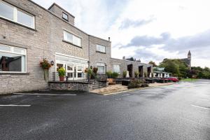 皮特洛赫里Scotland's Spa Hotel的砖楼前的一条空的街道