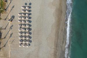 罗希姆诺阿瑞斯提酒店的海滩上一排遮阳伞的顶部景色