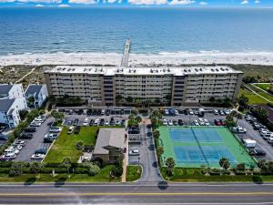 费南迪纳比奇阿米莉亚海 - 阿塞亚446公寓的享有酒店空中美景,设有网球场和海滩