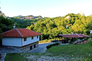 Zlatkov ChiflikMelnik Pyramids Guesthouse的路边的房子和凉亭