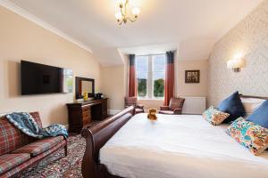 皮特洛赫里Scotland's Spa Hotel的酒店客房,配有床和沙发