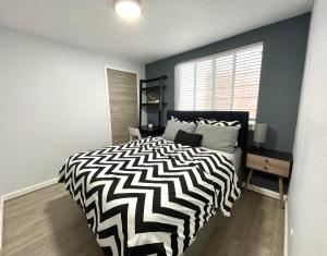 旧金山Golden Gate Park Sweet Home-2 bedrooms的卧室设有黑白床和窗户。