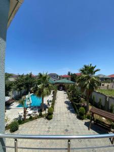 巴库Bakı, Shagan Villa的设有一个享有泳池美景的阳台。