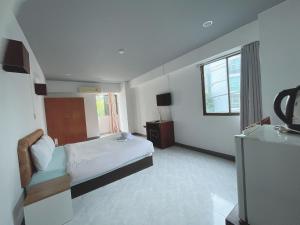曼谷Win Mansion的酒店客房设有床和窗户。