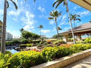 卡波雷Ko Olina Beach Villas B210 - Beach Front Luxury 2BR 2BA Condo with 1 Free Parking的度假酒店的花园