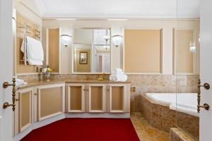 奥克兰Aachen House的一间带浴缸和大镜子的浴室