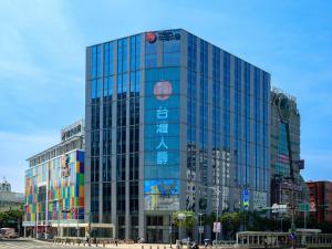 台北相铁饭店台北西门的一座高大的玻璃建筑,上面有标志