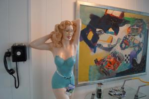 科隆弗赖海特酒店的女演员在浴室里的雕像,带有绘画