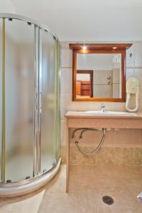 阿尔卡萨Royal Beach Hotel的带淋浴和盥洗盆的浴室