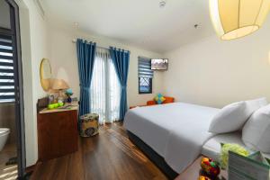 河内Hanoi Calista Hotel的一间带白色大床的卧室和一间浴室